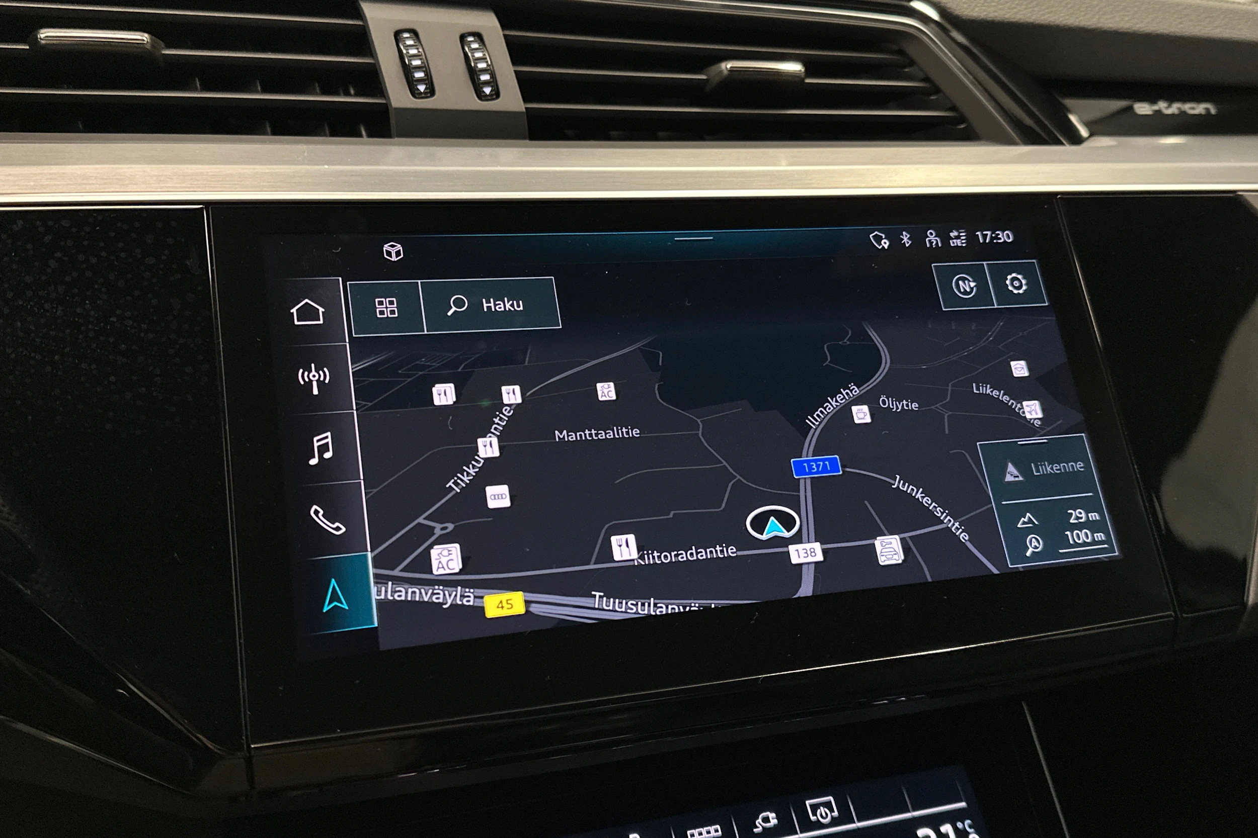 valkoinen Audi e-tron 2023 kuva 14.