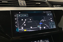 valkoinen Audi e-tron 2023 kuva 14.