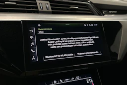 valkoinen Audi e-tron 2023 kuva 15.