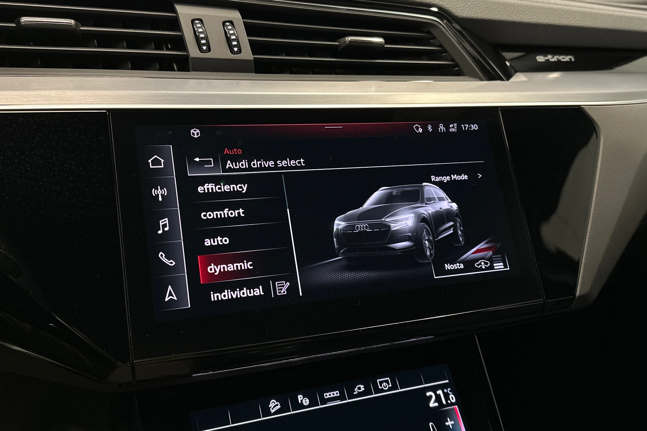 valkoinen Audi e-tron 2023 kuva 16.