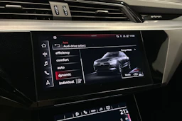 valkoinen Audi e-tron 2023 kuva 16.