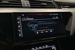 valkoinen Audi e-tron 2023 kuva 17.