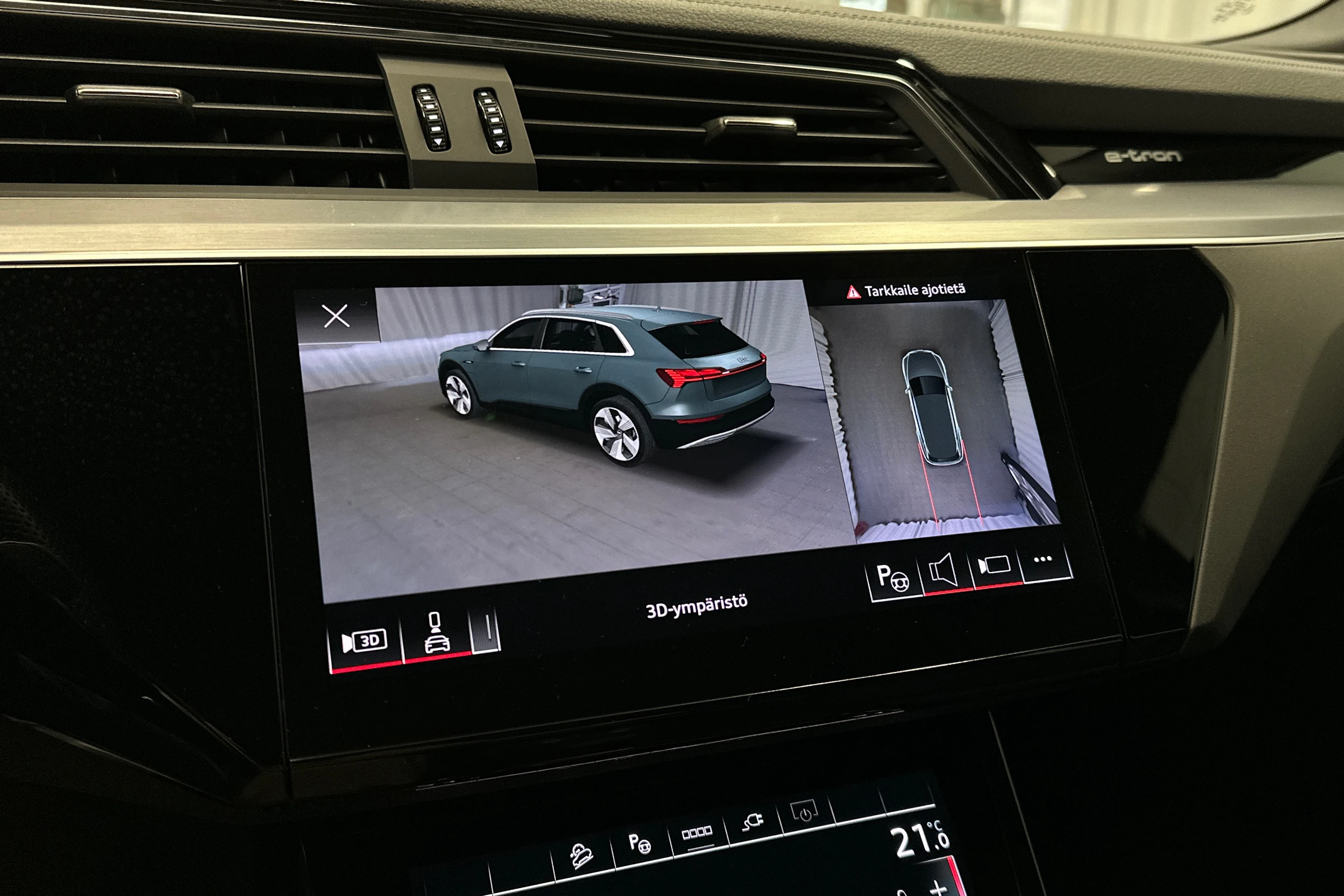 valkoinen Audi e-tron 2023 kuva 19.