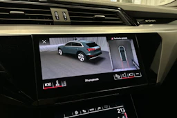 valkoinen Audi e-tron 2023 kuva 19.