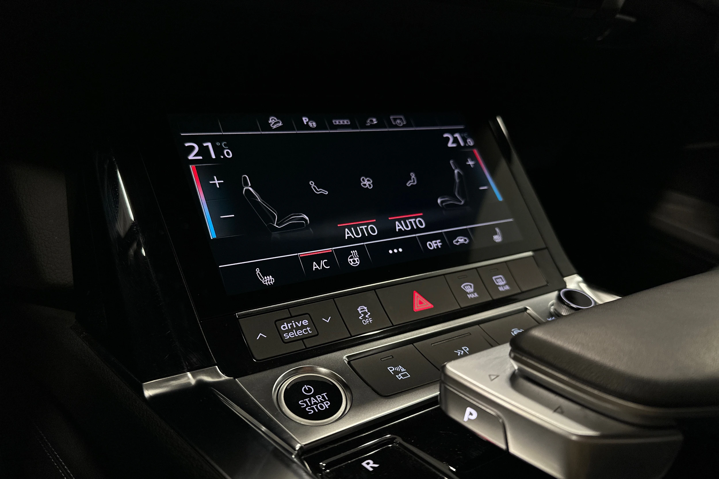 valkoinen Audi e-tron 2023 kuva 20.