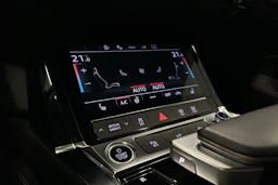 valkoinen Audi e-tron 2023 kuva 20.