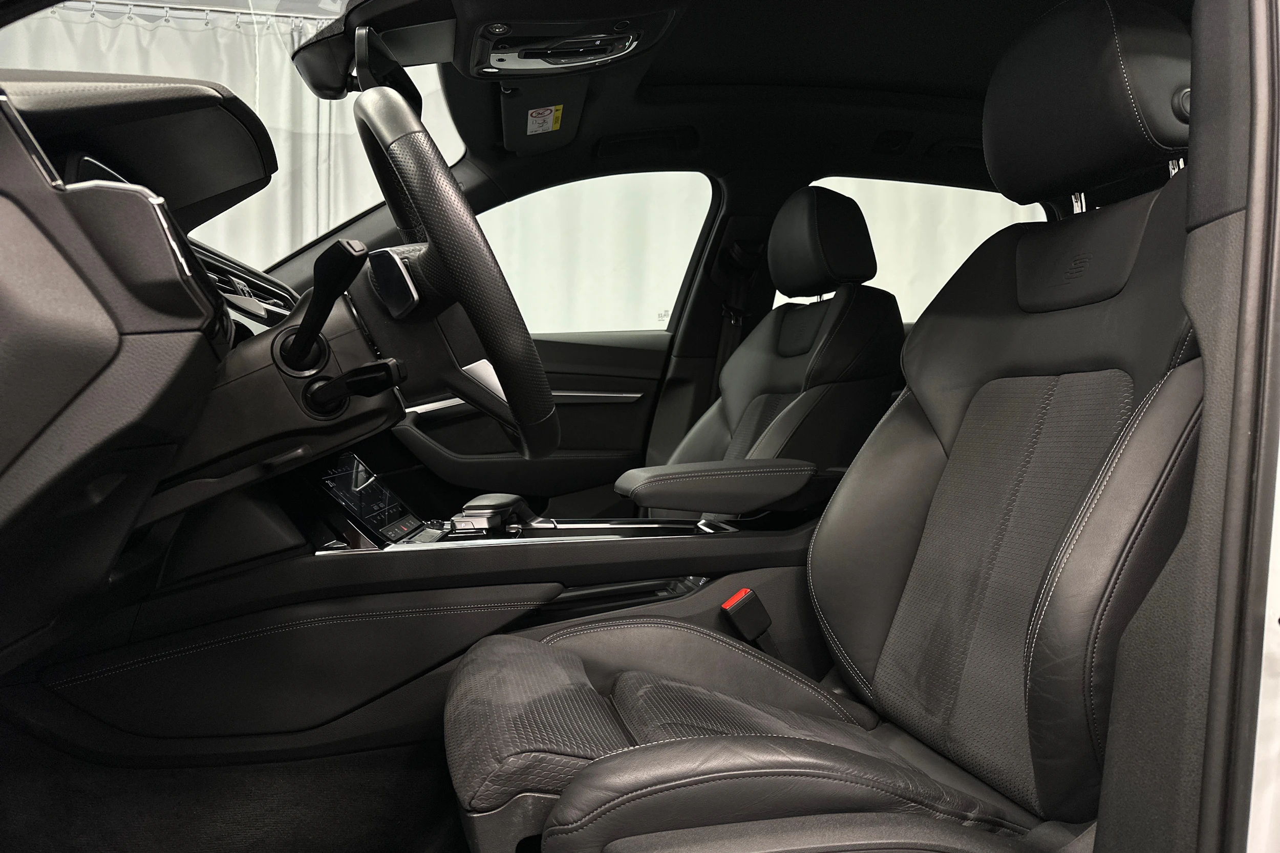 valkoinen Audi e-tron 2023 kuva 21.