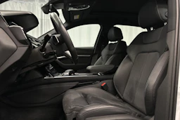 valkoinen Audi e-tron 2023 kuva 21.