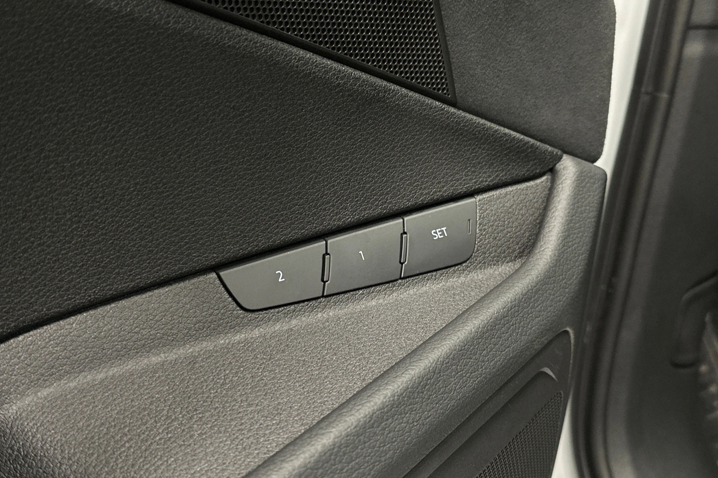 valkoinen Audi e-tron 2023 kuva 22.