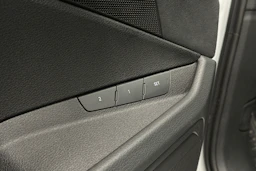 valkoinen Audi e-tron 2023 kuva 22.