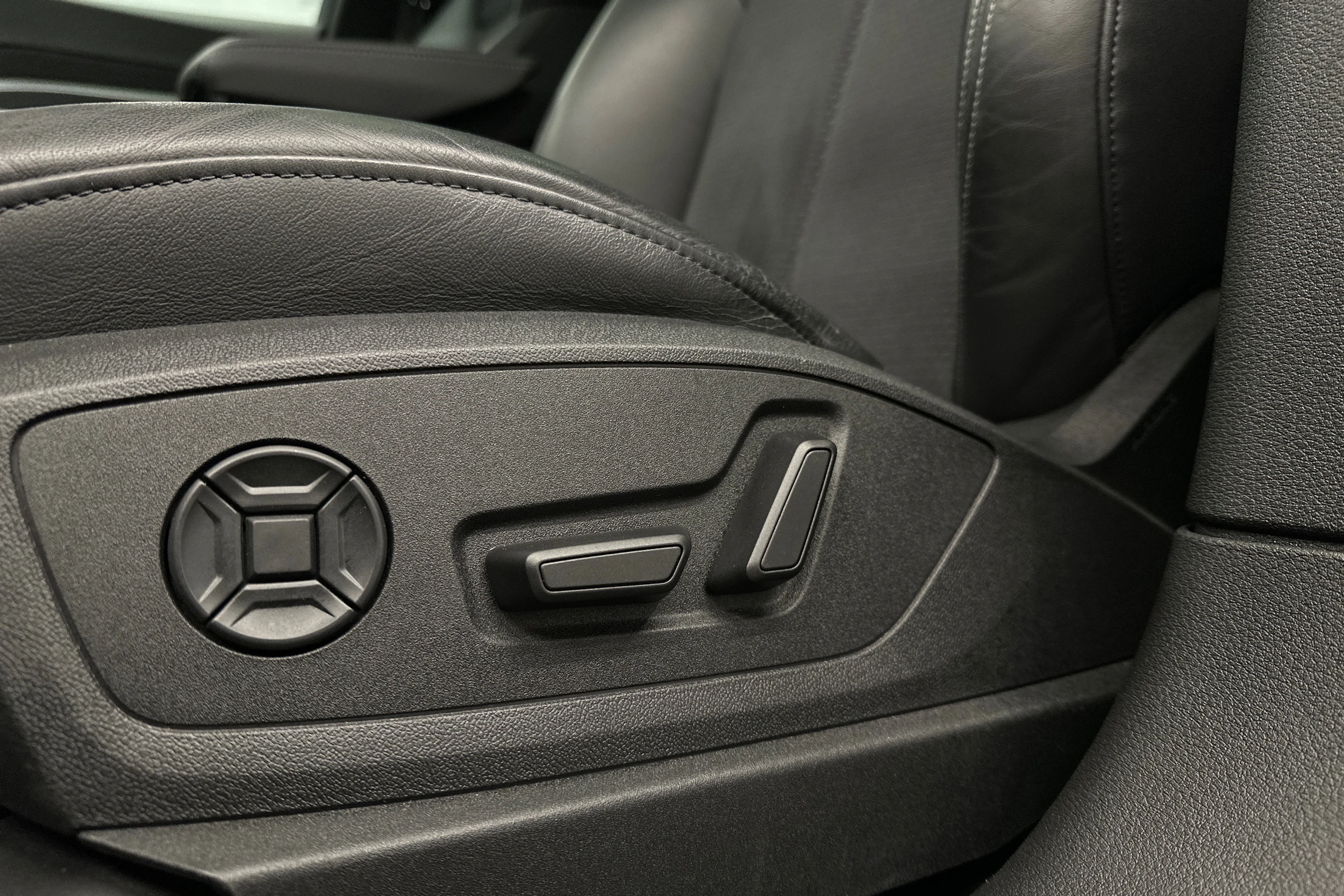 valkoinen Audi e-tron 2023 kuva 23.