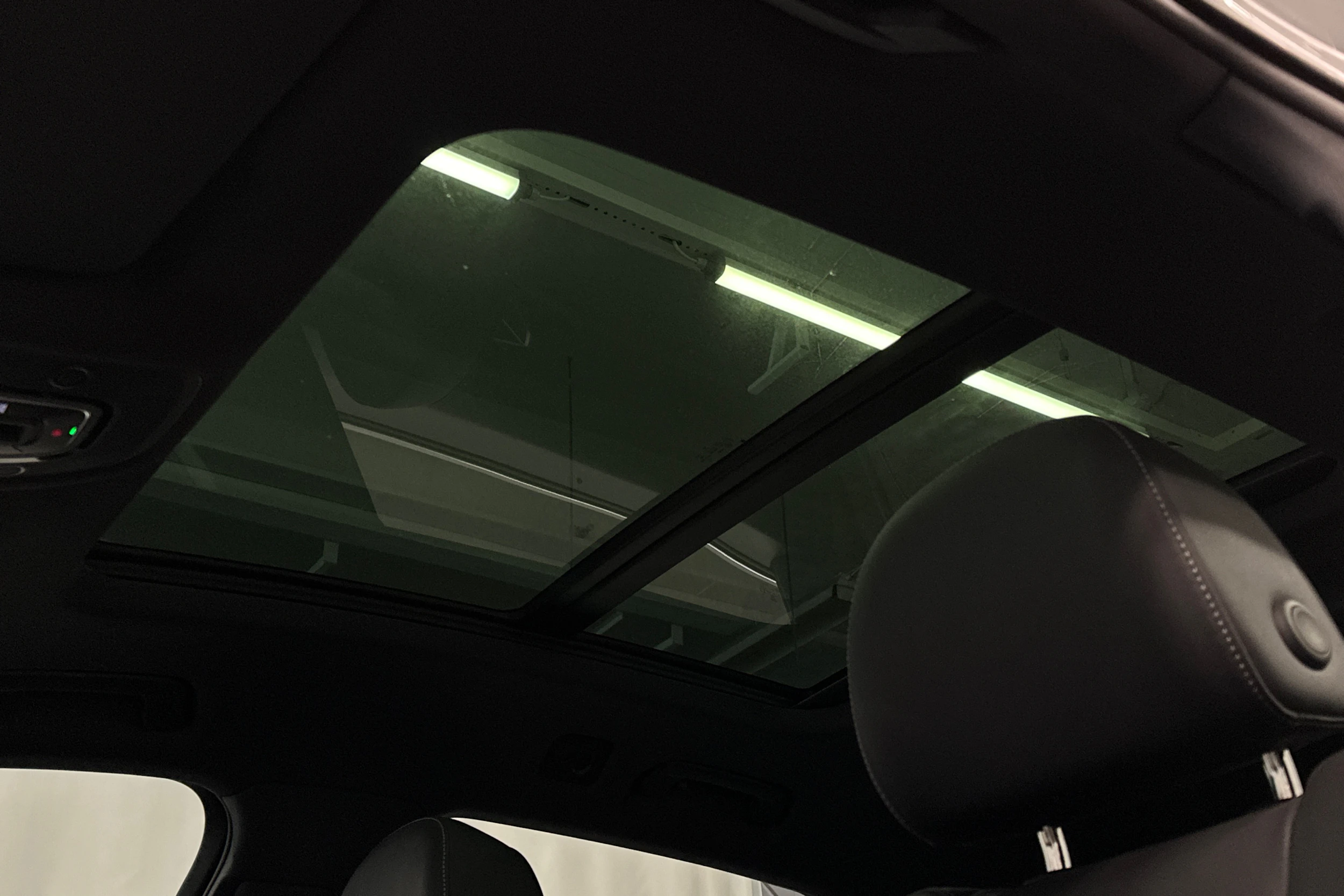 valkoinen Audi e-tron 2023 kuva 24.