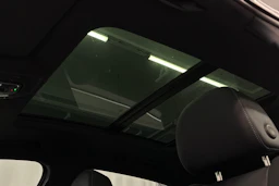 valkoinen Audi e-tron 2023 kuva 24.