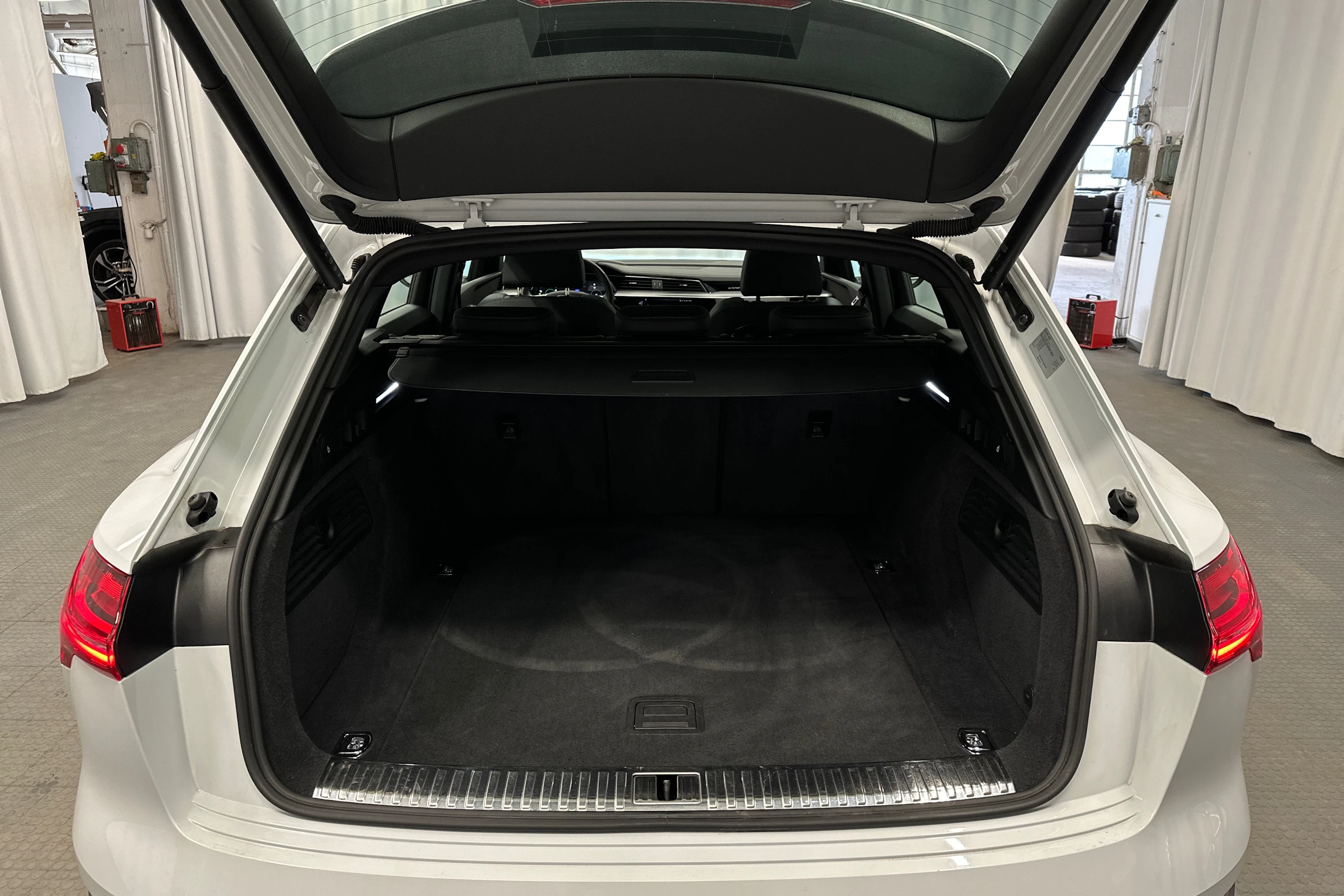 valkoinen Audi e-tron 2023 kuva 25.