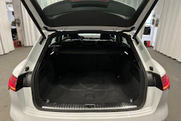 valkoinen Audi e-tron 2023 kuva 25.