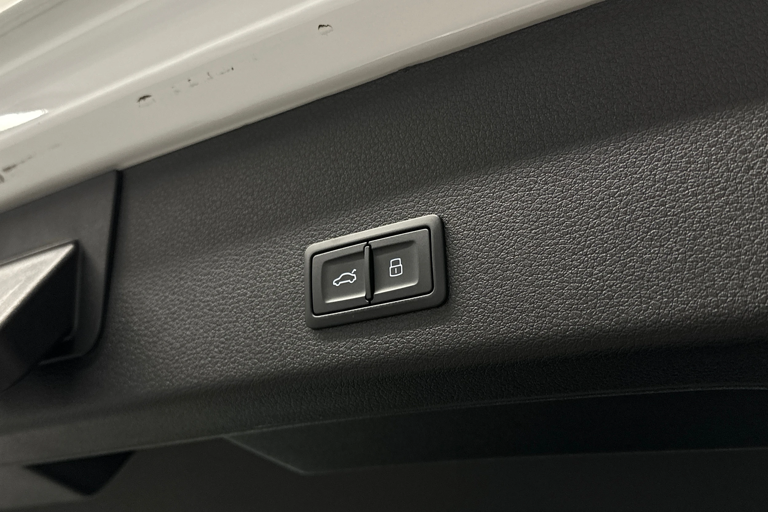 valkoinen Audi e-tron 2023 kuva 26.