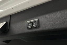 valkoinen Audi e-tron 2023 kuva 26.