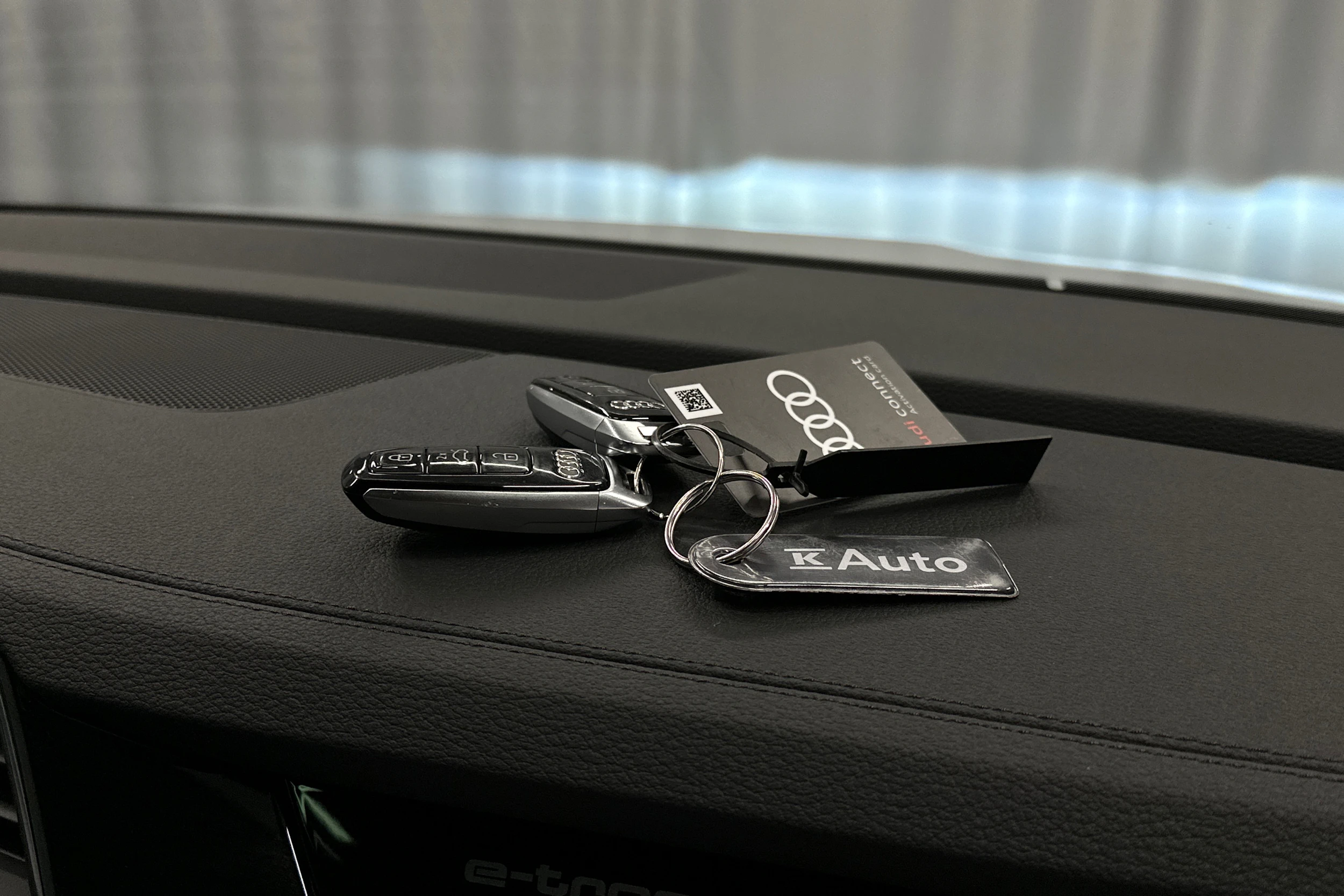 valkoinen Audi e-tron 2023 kuva 27.