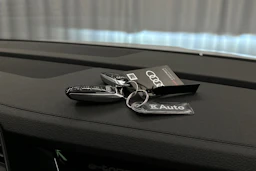 valkoinen Audi e-tron 2023 kuva 27.