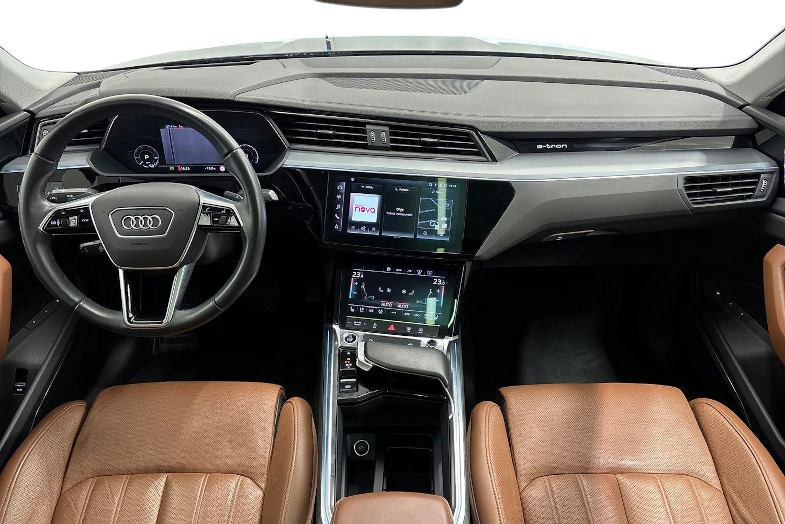 sininen Audi e-tron 2023 kuva 9.