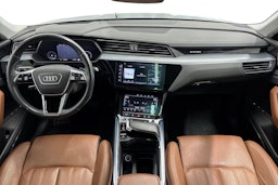 sininen Audi e-tron 2023 kuva 9.