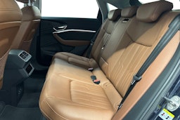 sininen Audi e-tron 2023 kuva 10.