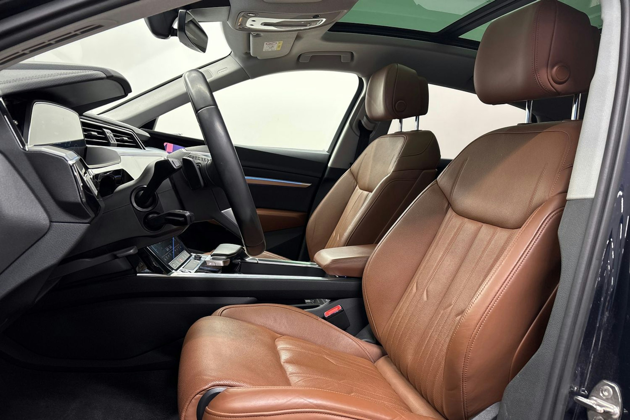 sininen Audi e-tron 2023 kuva 14.