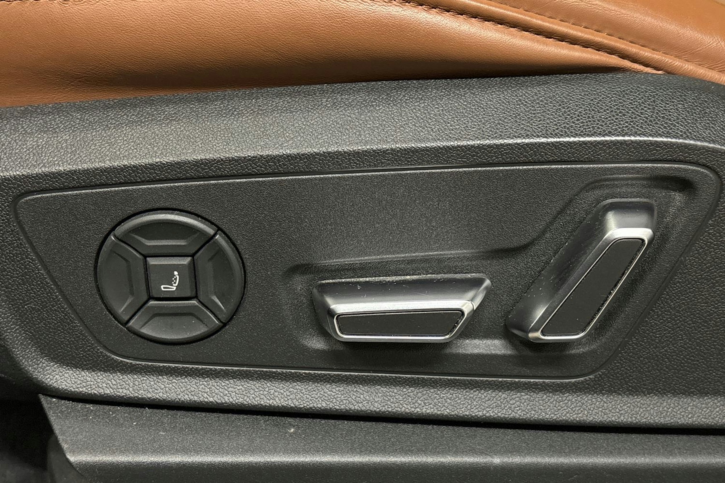 sininen Audi e-tron 2023 kuva 15.