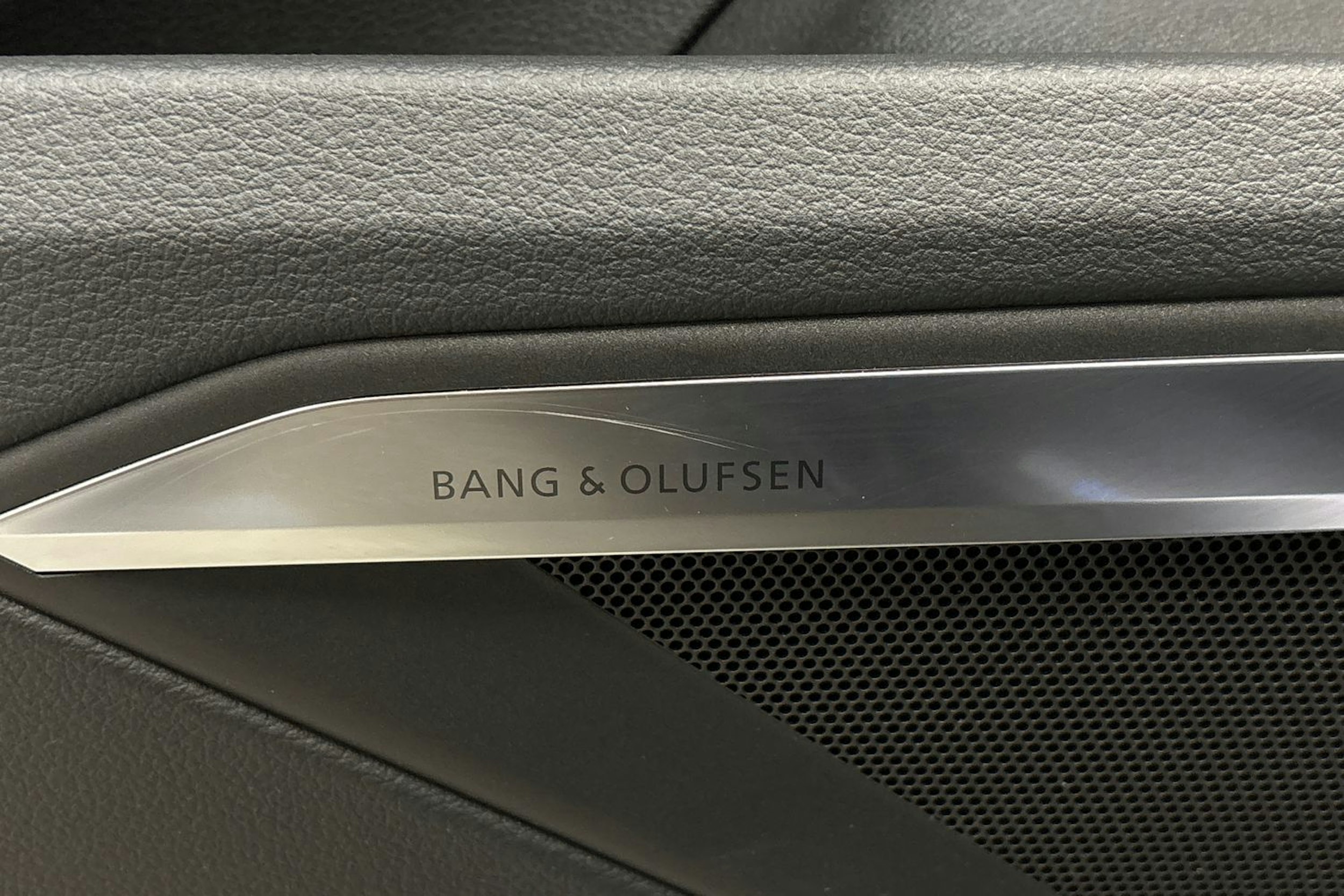 sininen Audi e-tron 2023 kuva 17.