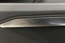 sininen Audi e-tron 2023 kuva 17.