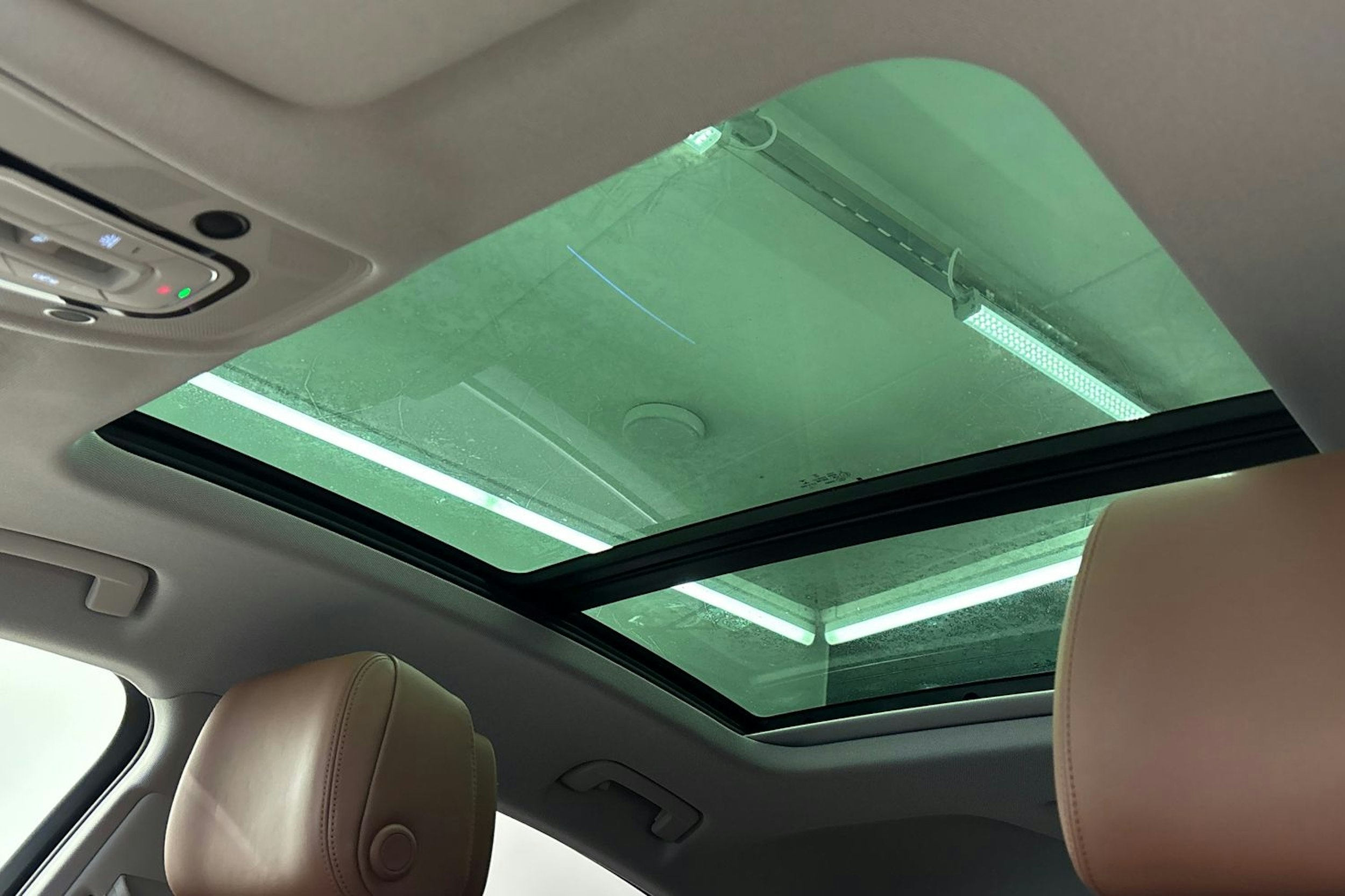 sininen Audi e-tron 2023 kuva 18.