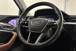 sininen Audi e-tron 2023 kuva 19.