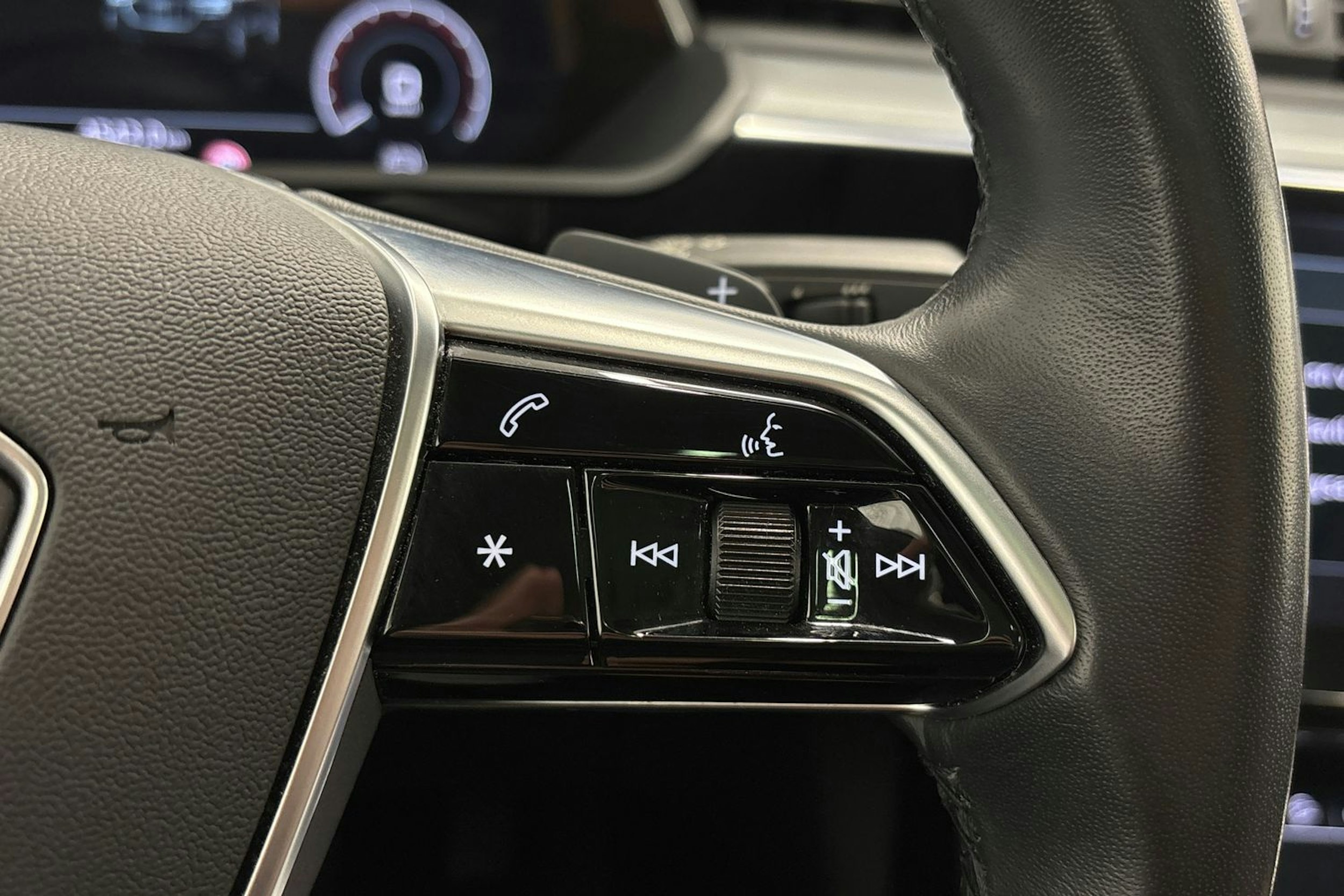 sininen Audi e-tron 2023 kuva 21.