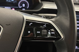 sininen Audi e-tron 2023 kuva 21.