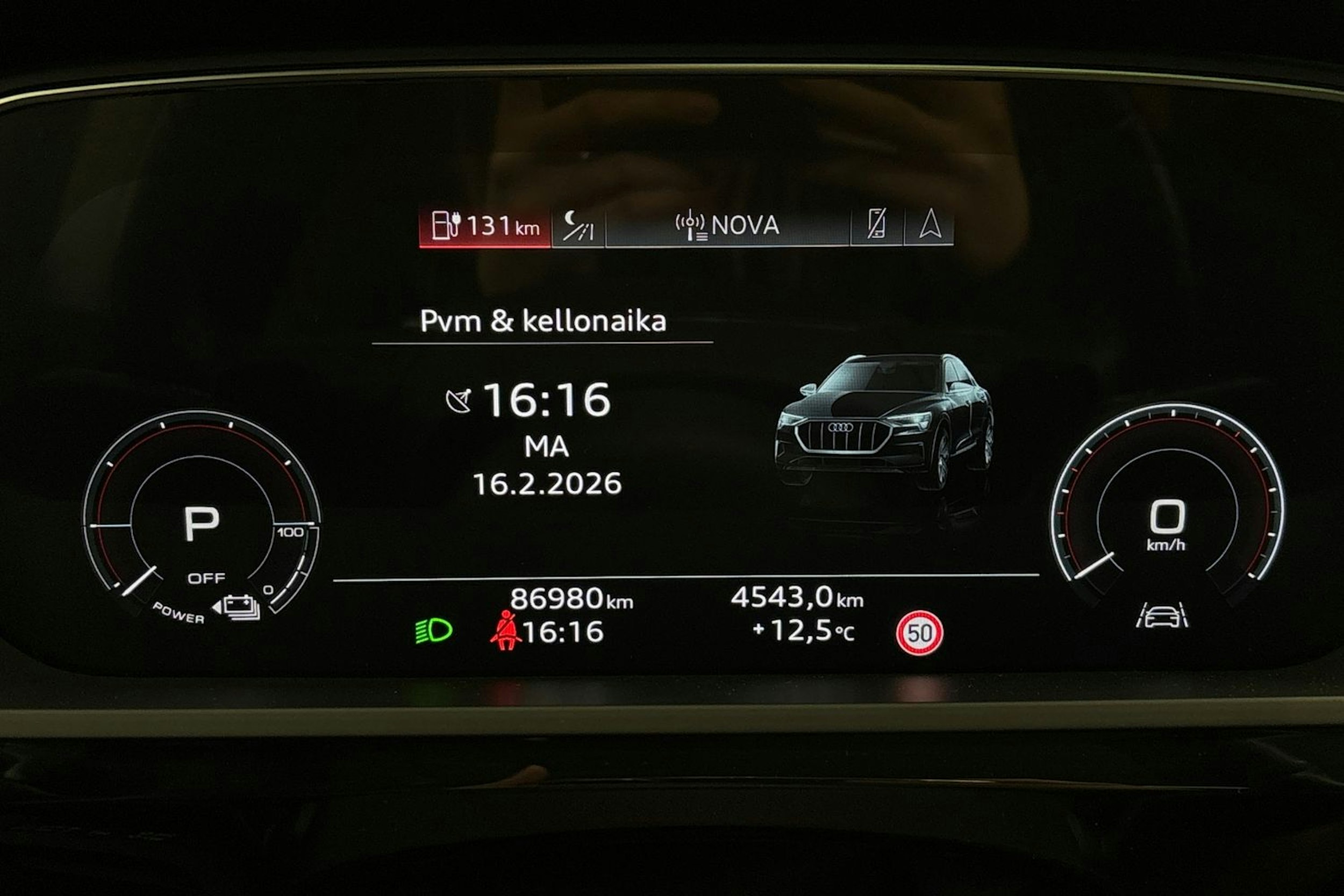 sininen Audi e-tron 2023 kuva 23.