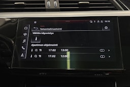 sininen Audi e-tron 2023 kuva 24.