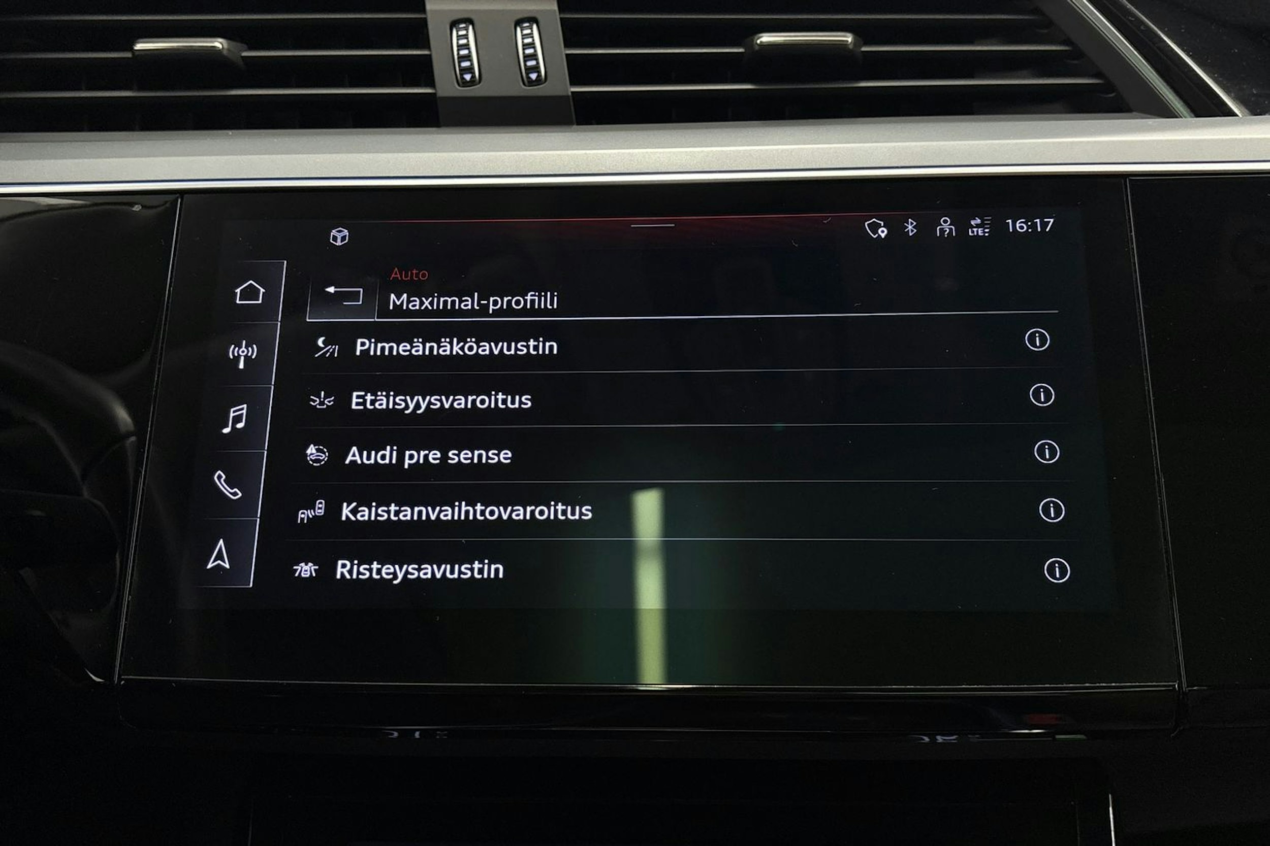 sininen Audi e-tron 2023 kuva 25.