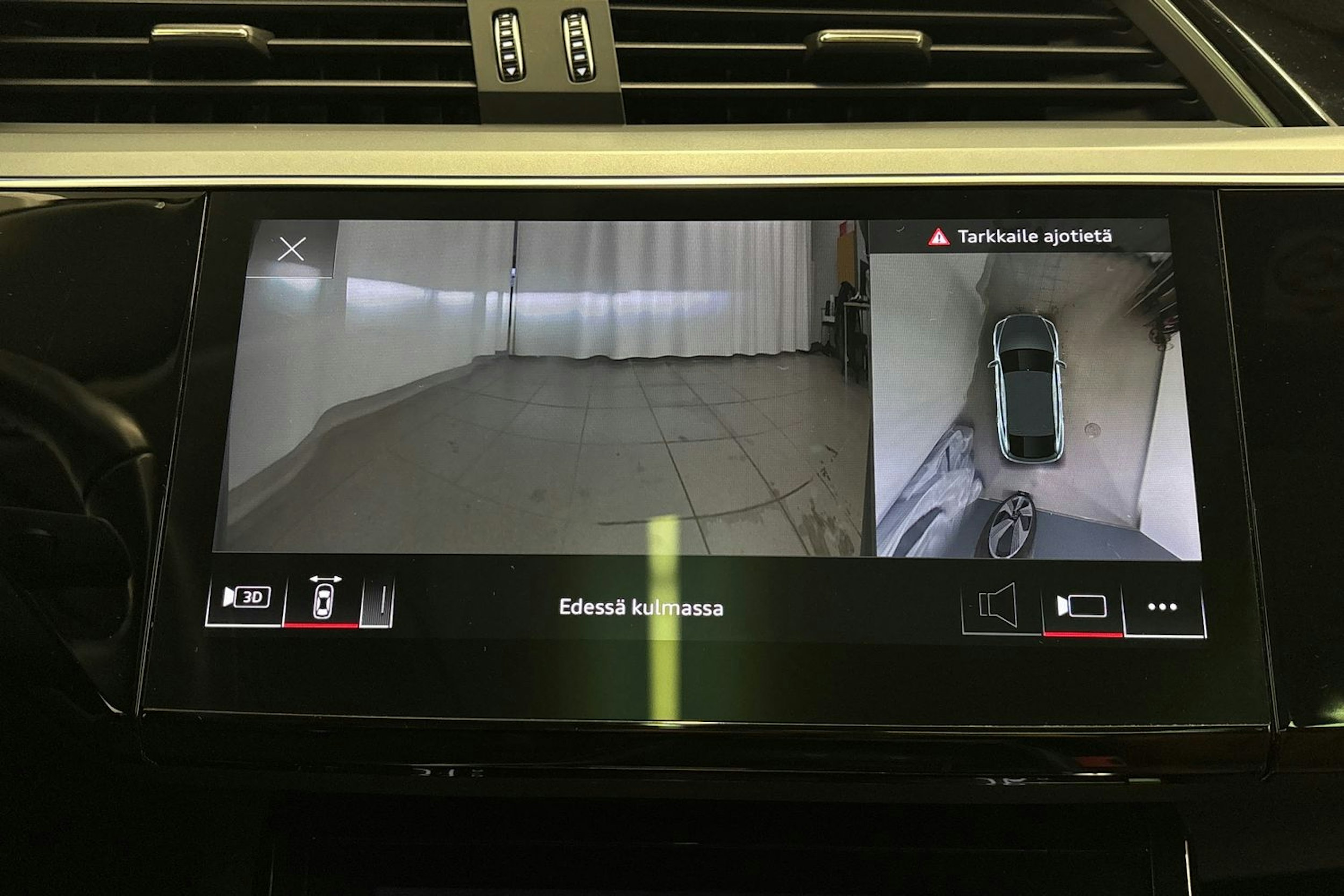 sininen Audi e-tron 2023 kuva 26.