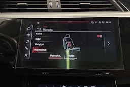 sininen Audi e-tron 2023 kuva 27.