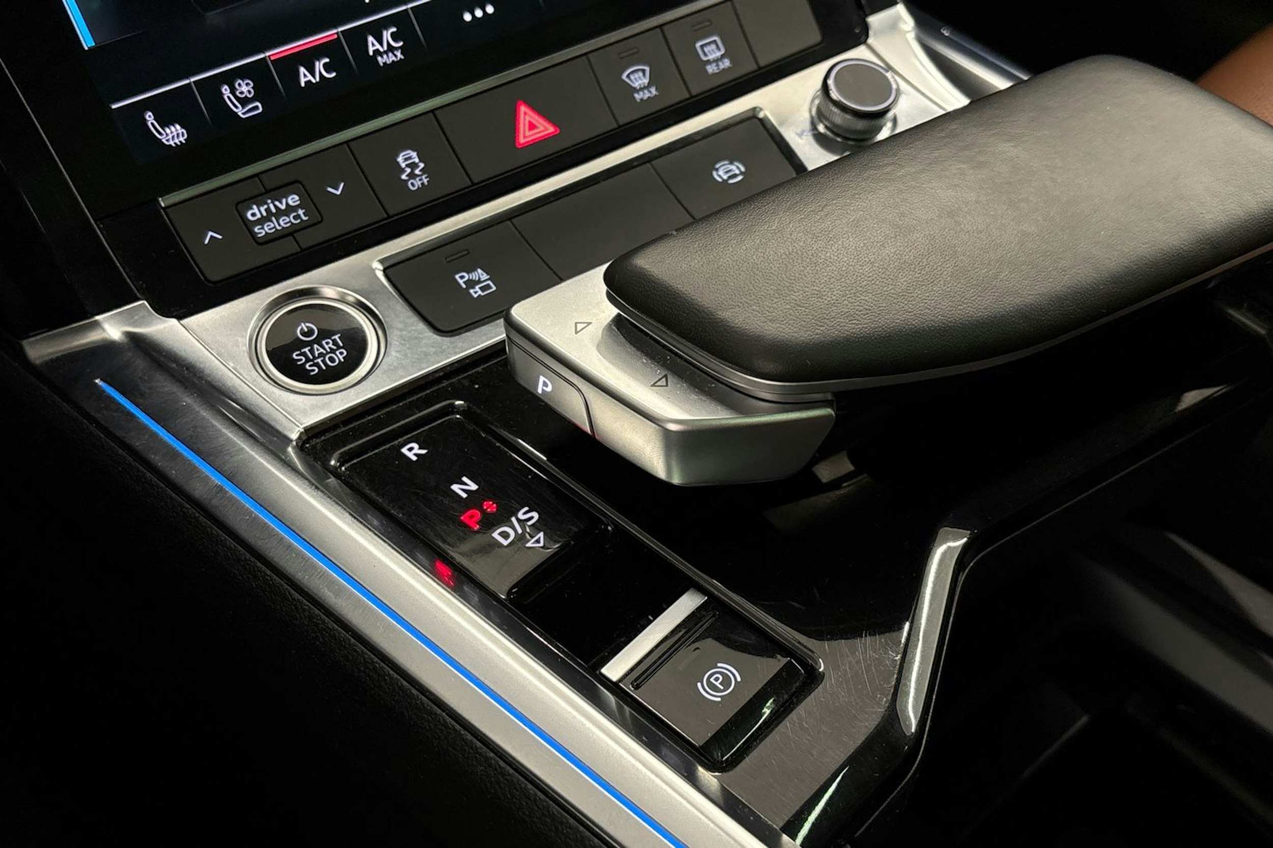 sininen Audi e-tron 2023 kuva 32.