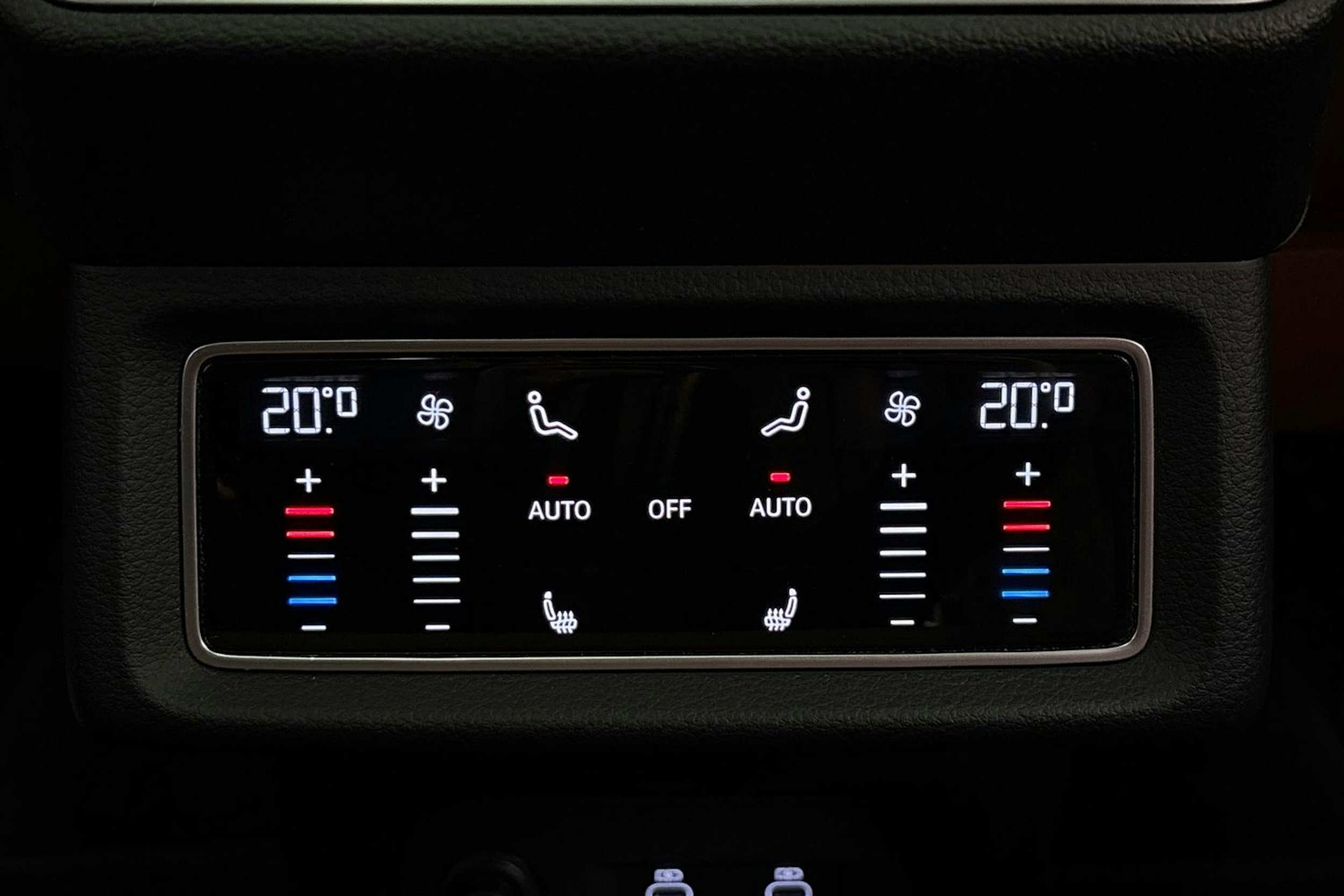 sininen Audi e-tron 2023 kuva 33.