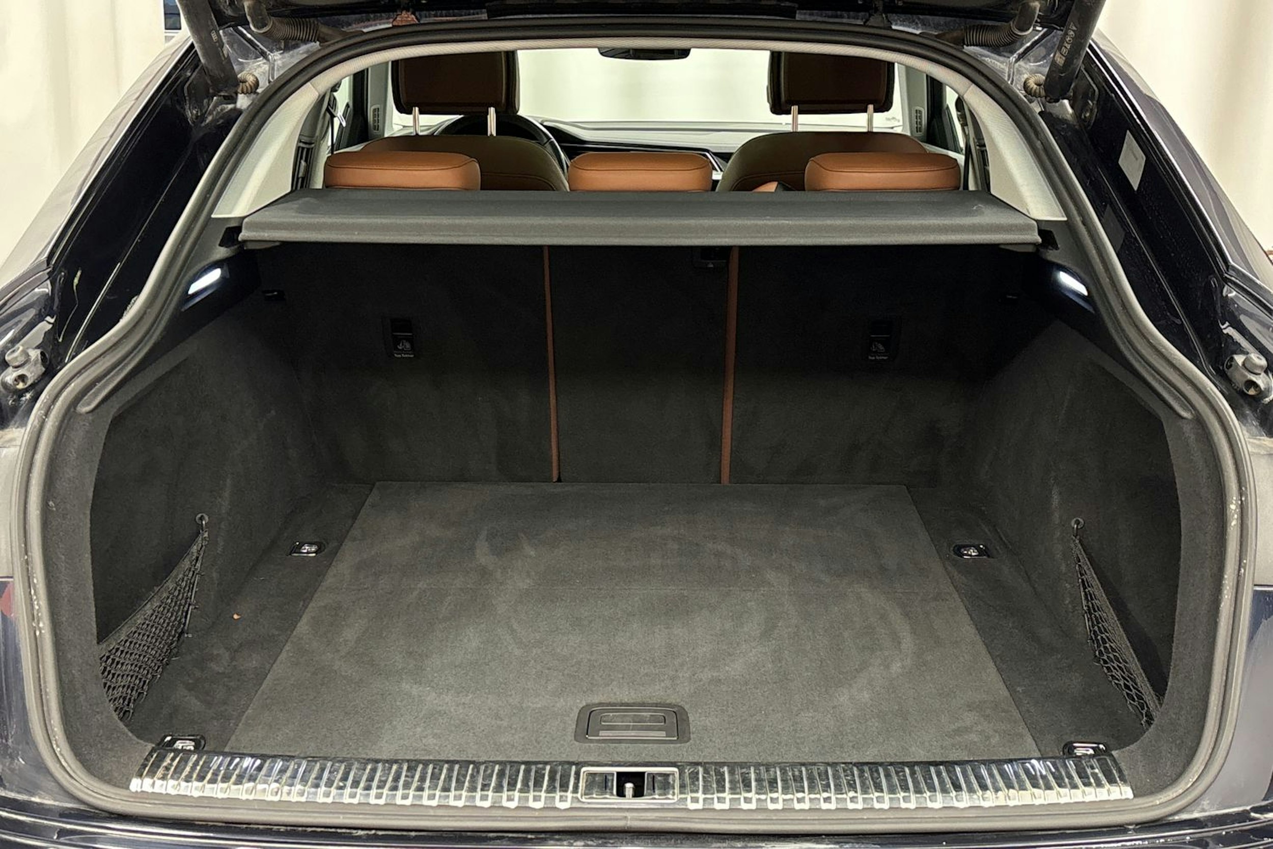 sininen Audi e-tron 2023 kuva 35.