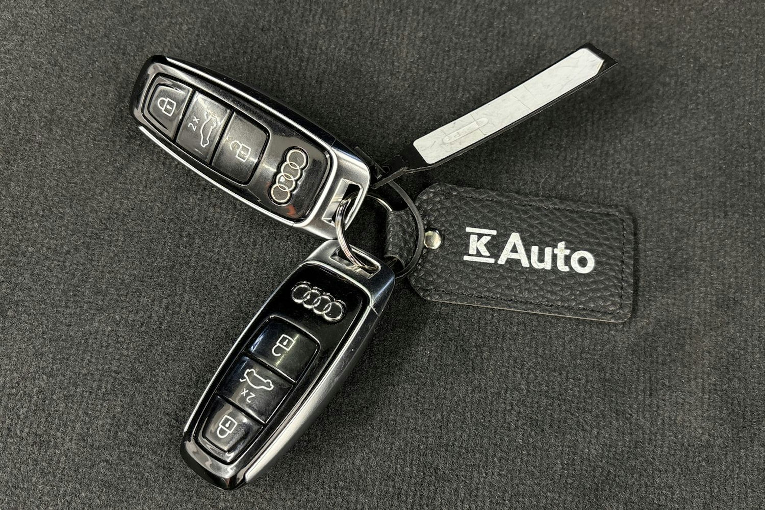 sininen Audi e-tron 2023 kuva 37.