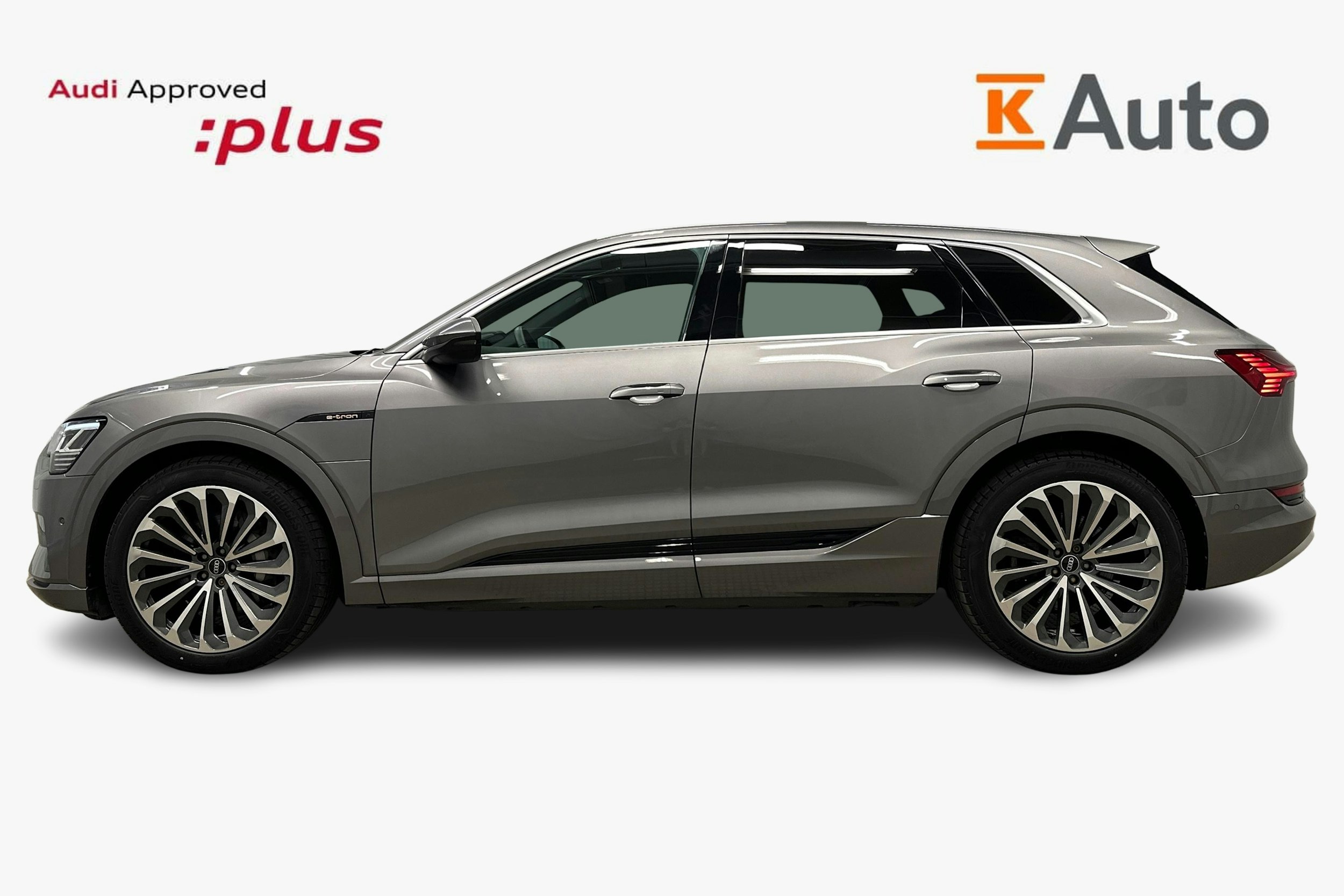 harmaa Audi e-tron 2023 kuva 6.