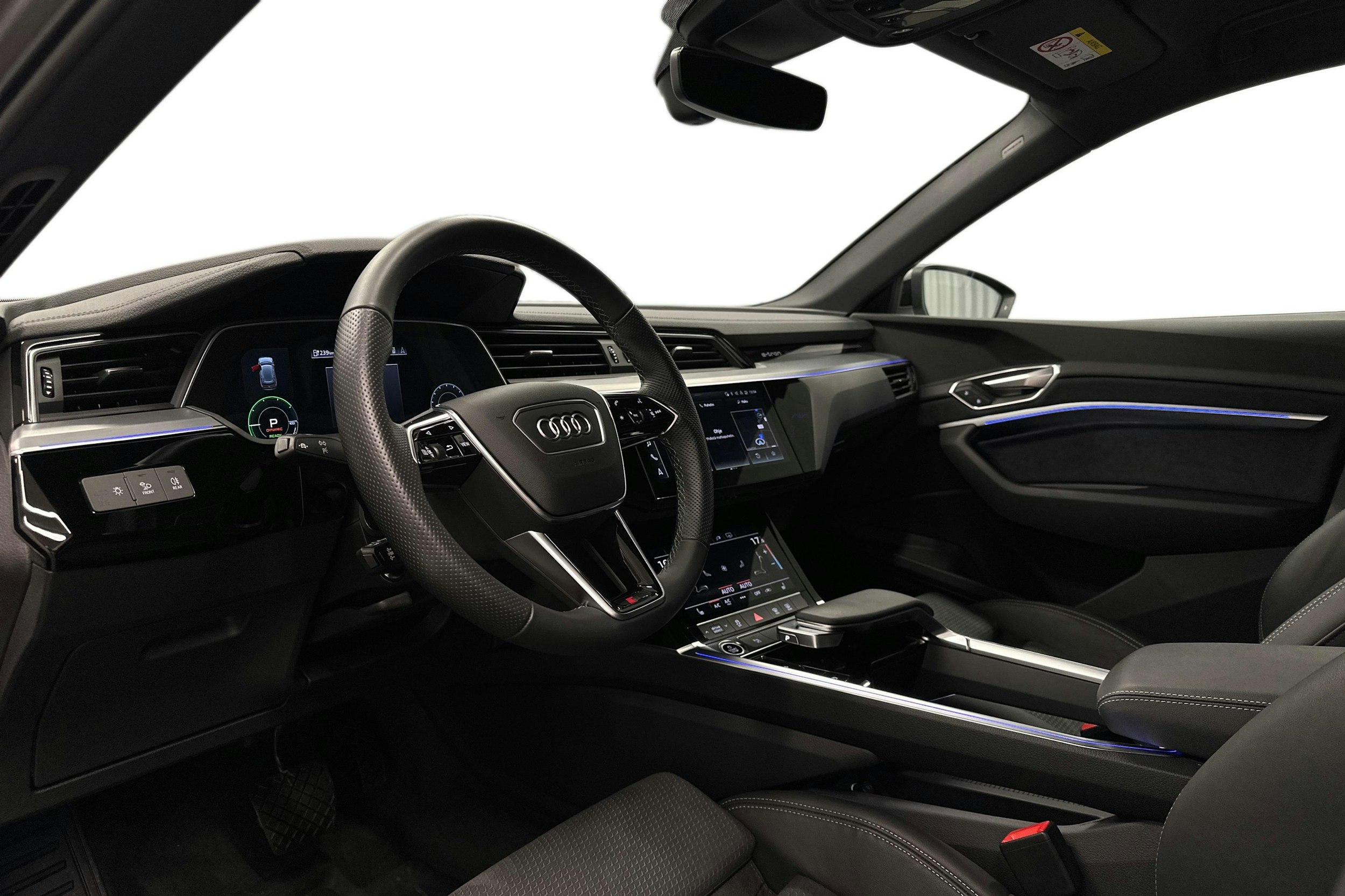 harmaa Audi e-tron 2023 kuva 7.