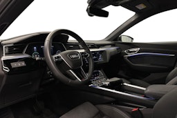 harmaa Audi e-tron 2023 kuva 7.