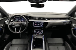harmaa Audi e-tron 2023 kuva 9.