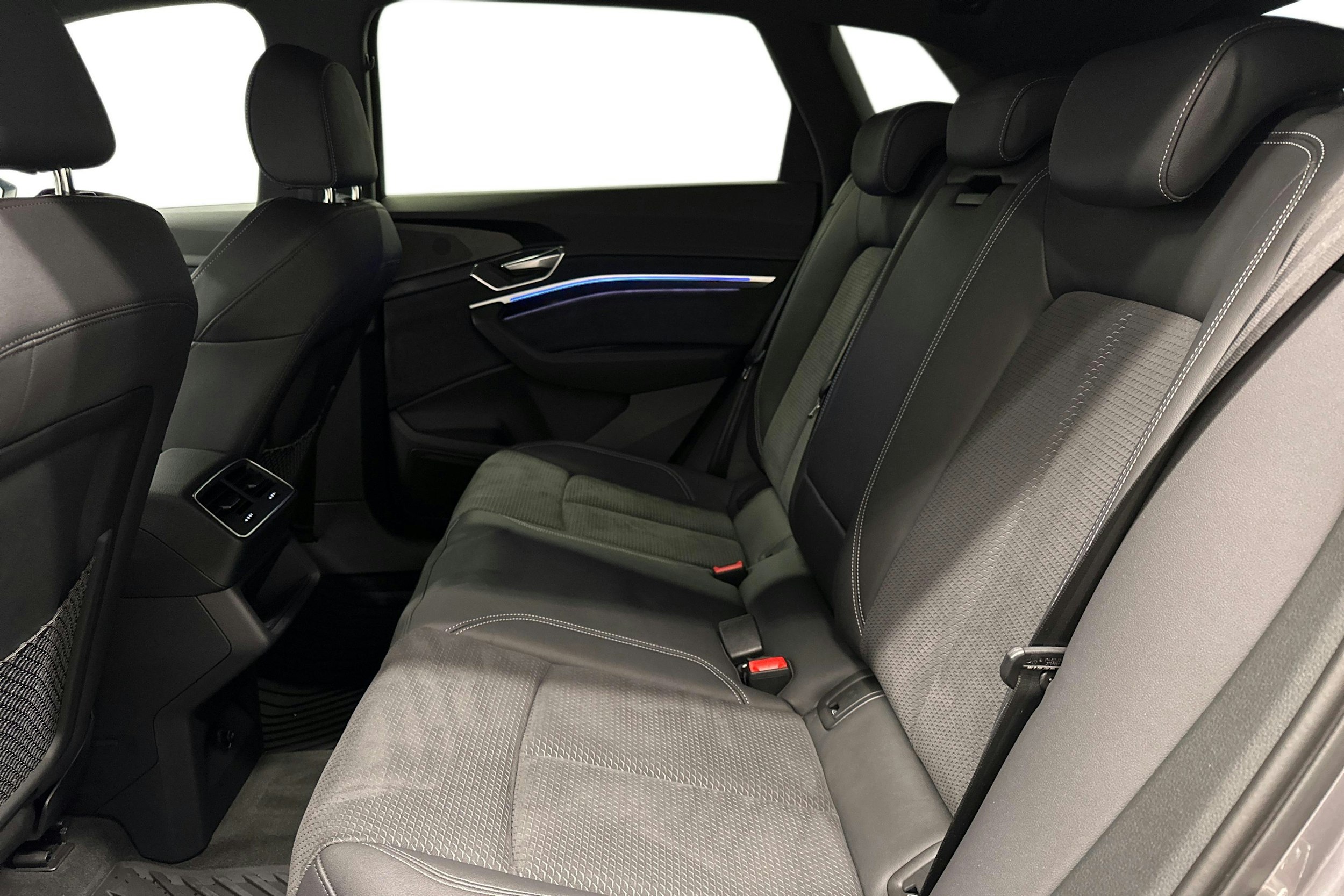 harmaa Audi e-tron 2023 kuva 10.
