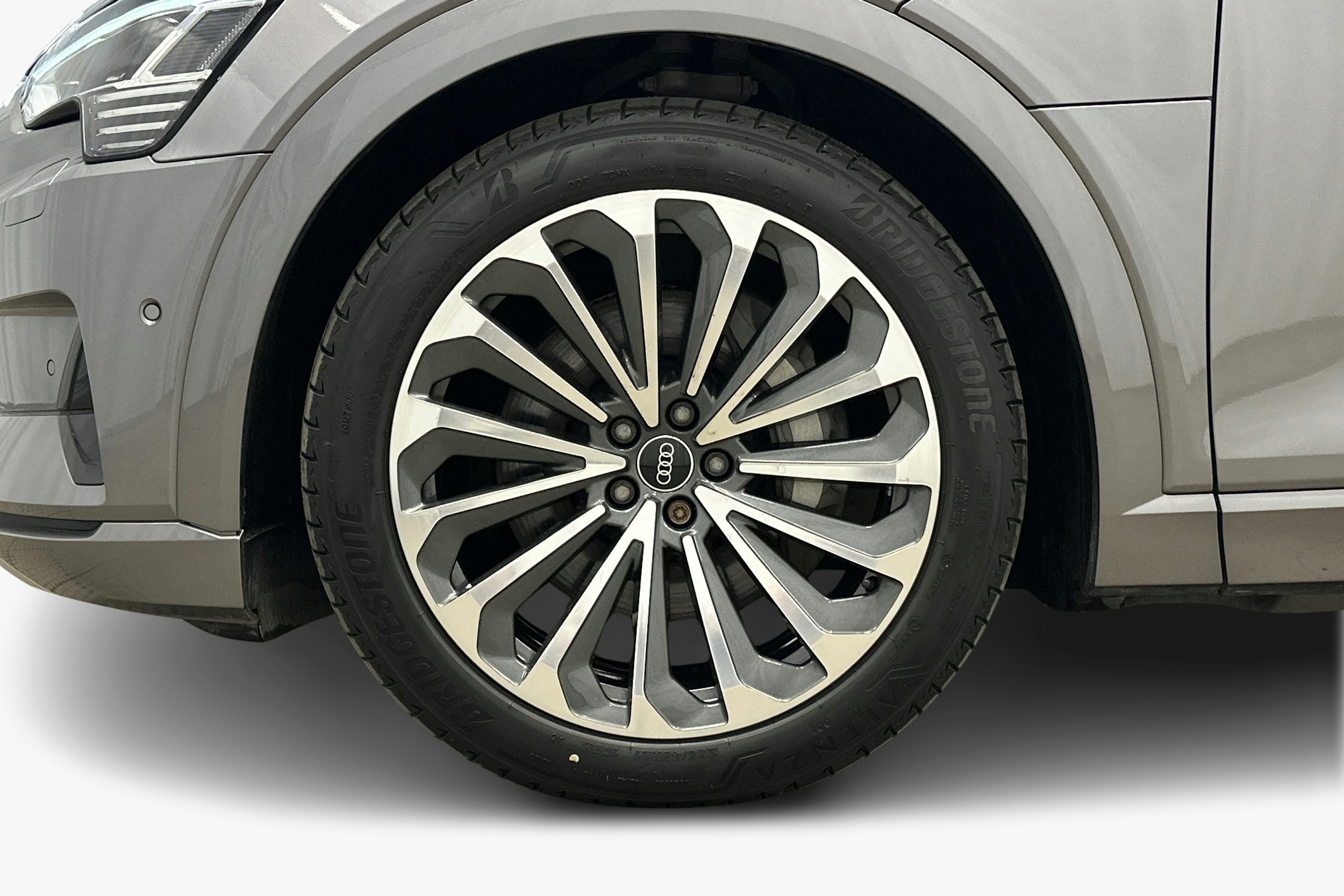 harmaa Audi e-tron 2023 kuva 11.