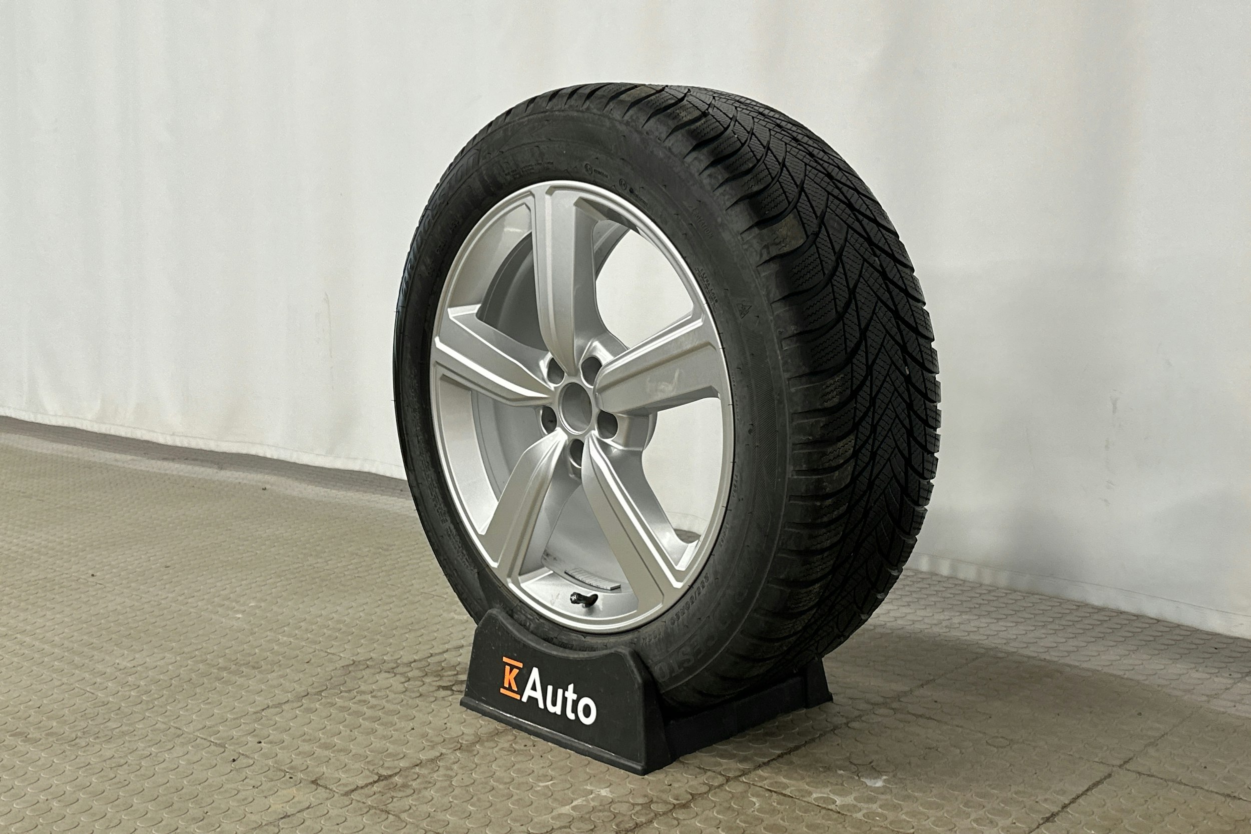 harmaa Audi e-tron 2023 kuva 12.